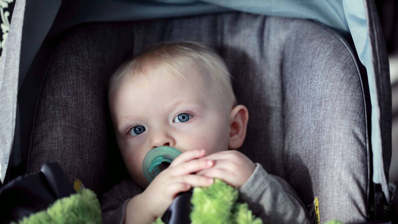 baby_on_gray_stroller.jpg