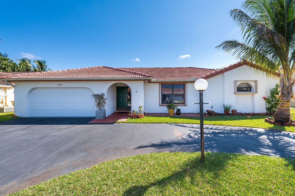 A 3 Bed/2 Bath Waverly Hundred Home FOR SALE in Davie