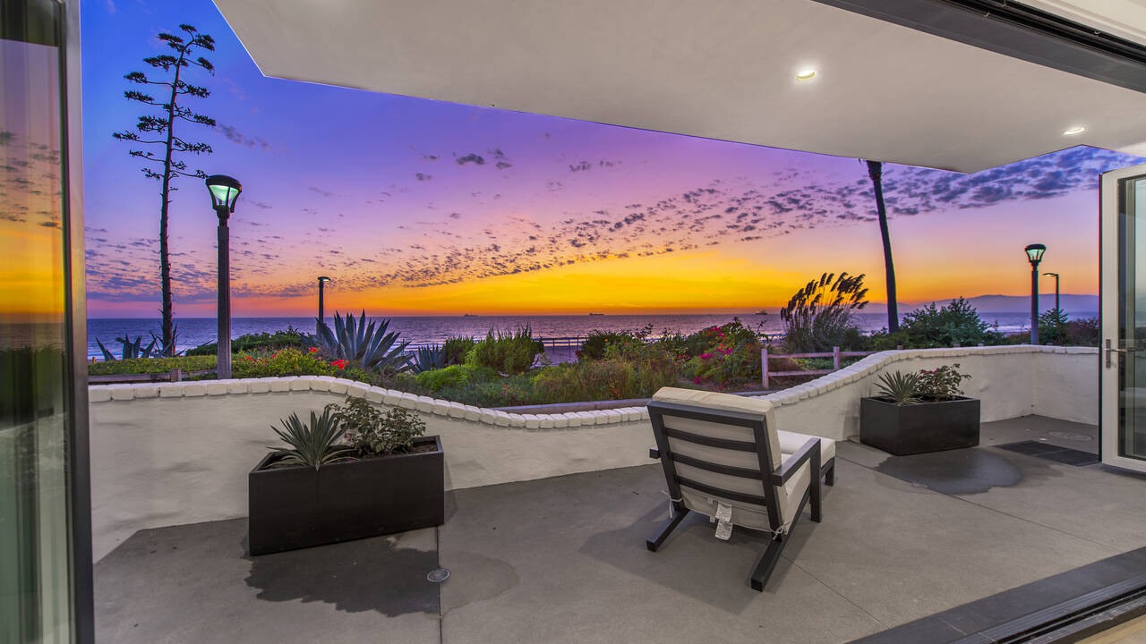 3808_The_Strand_patio2_copy.jpg