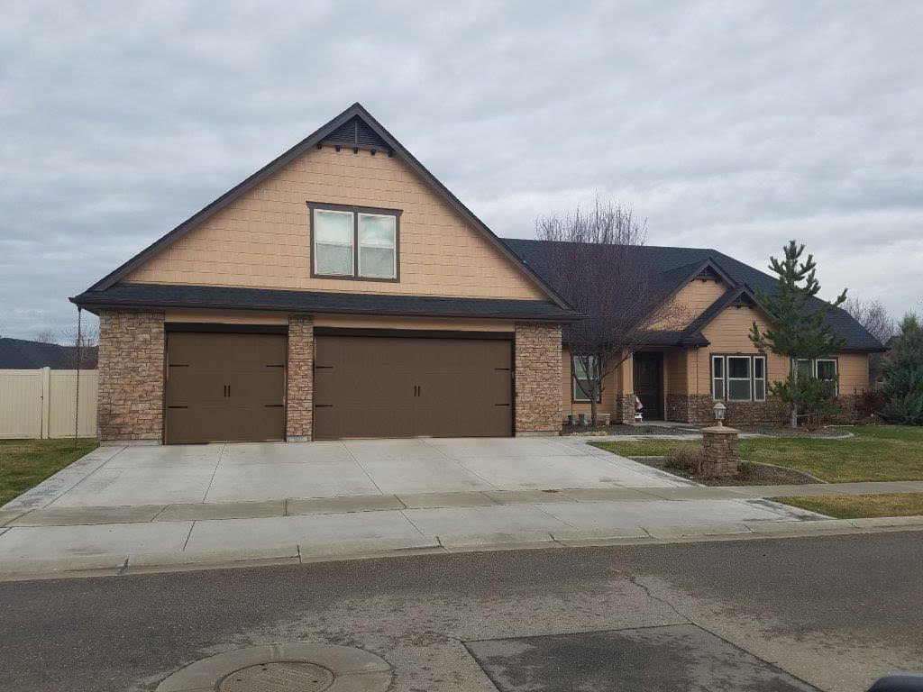 ONLY 299,999 for this move in ready Nampa Idaho Home i