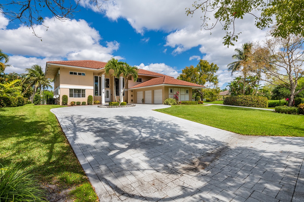 A Truly Stunning Waterfront Pool Home FOR SALE in Davie