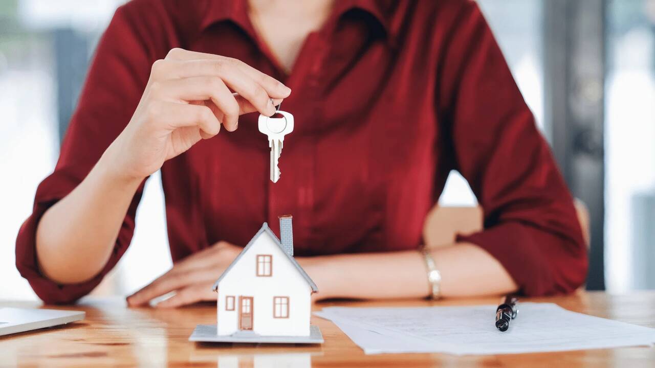 how-to-become-real-estate-broker.jpeg