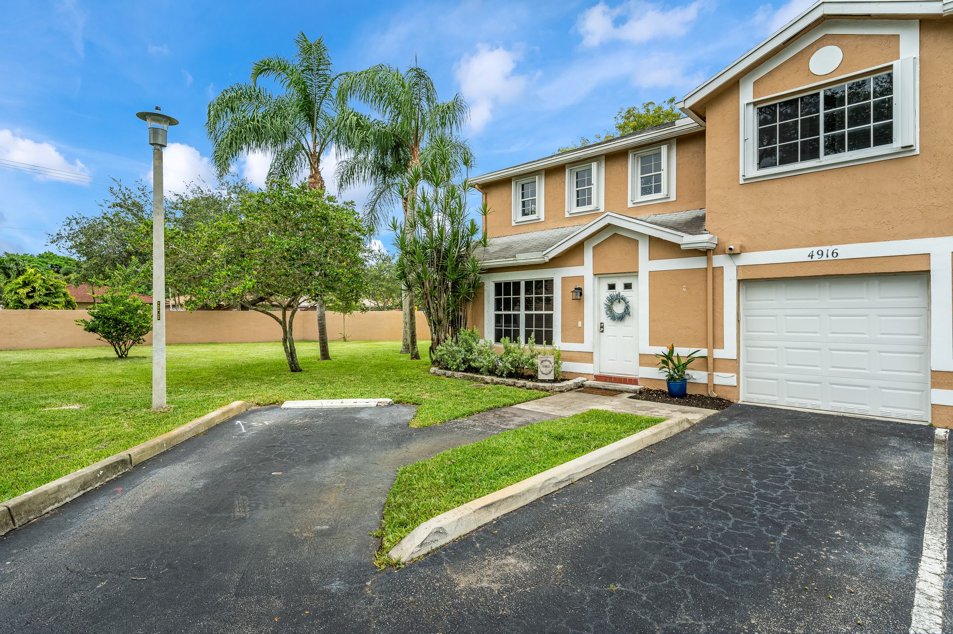 A Beautiful 3/3 Corner Townhome FOR SALE in Cooper City