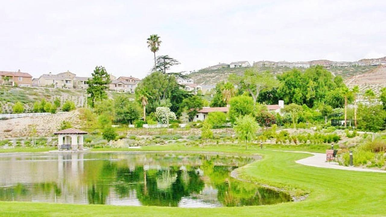 tesoro_del_valle_clubhouse_and_lake.jpg