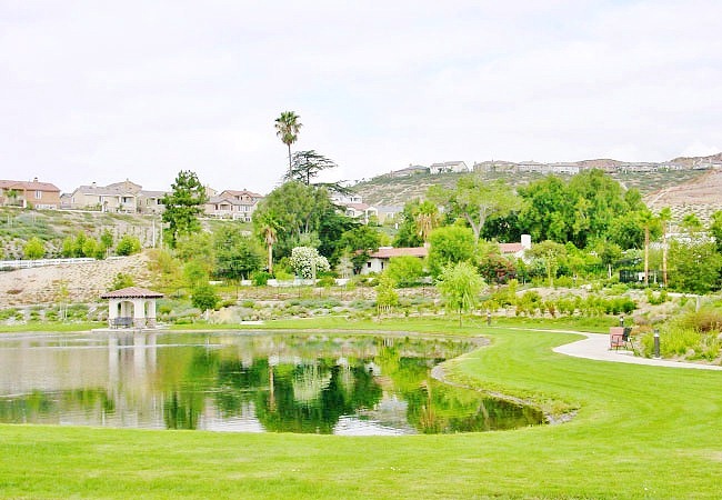 tesoro_del_valle_clubhouse_and_lake.jpg