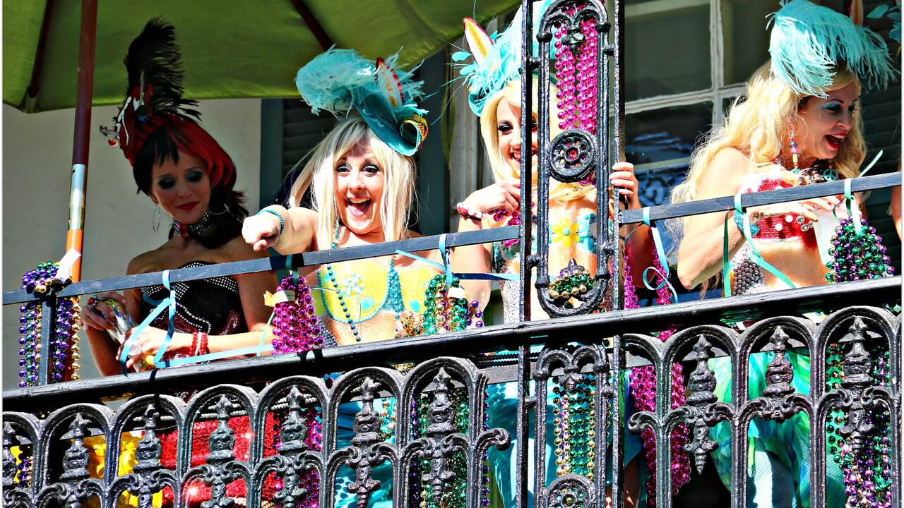 Balcony_Girls_at_Mardi_Gras.jpg