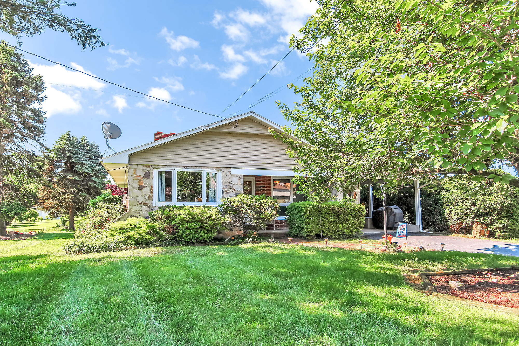 Warm and Friendly Home in Longview Acres