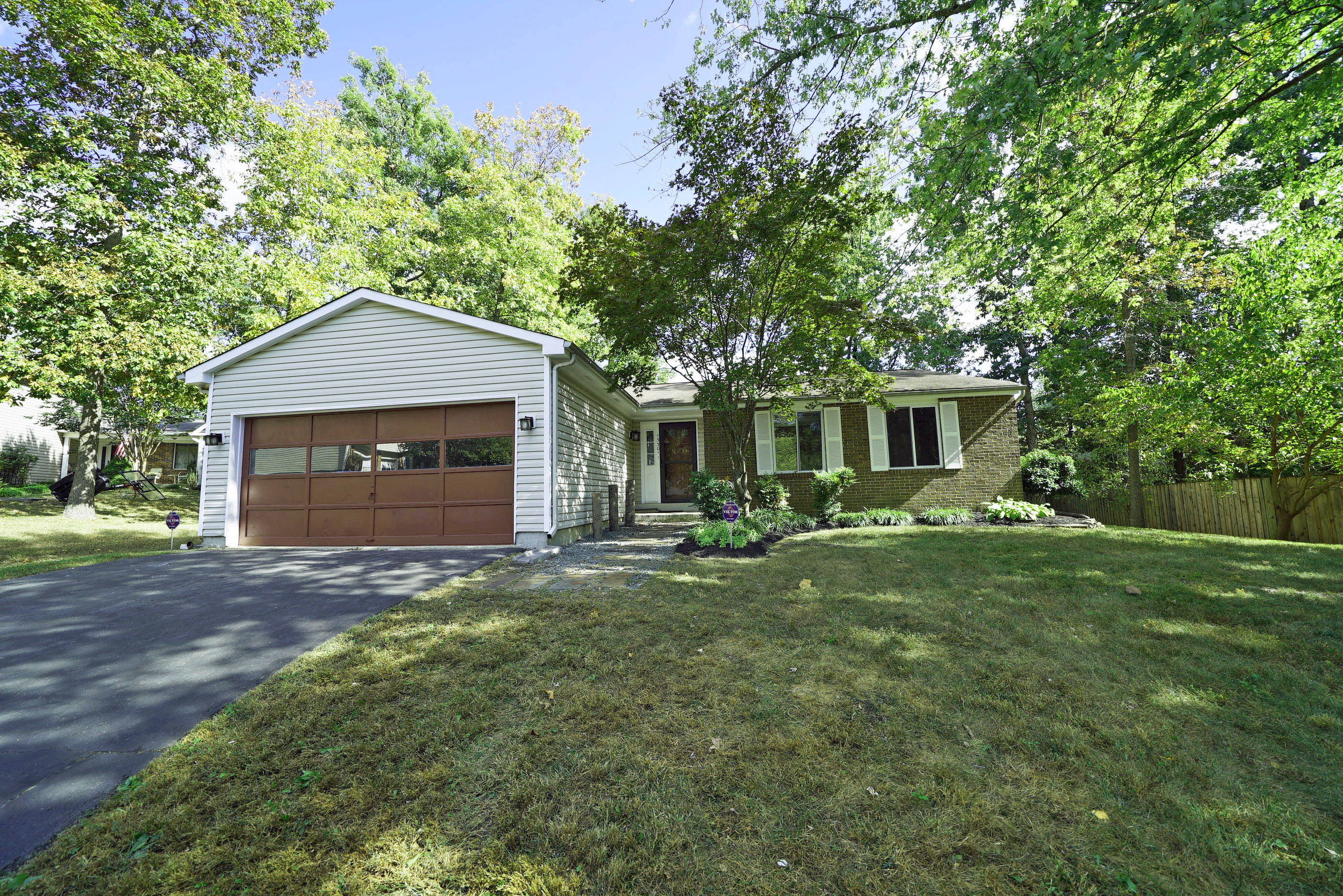 15301_TONYS_PLACE.JPG