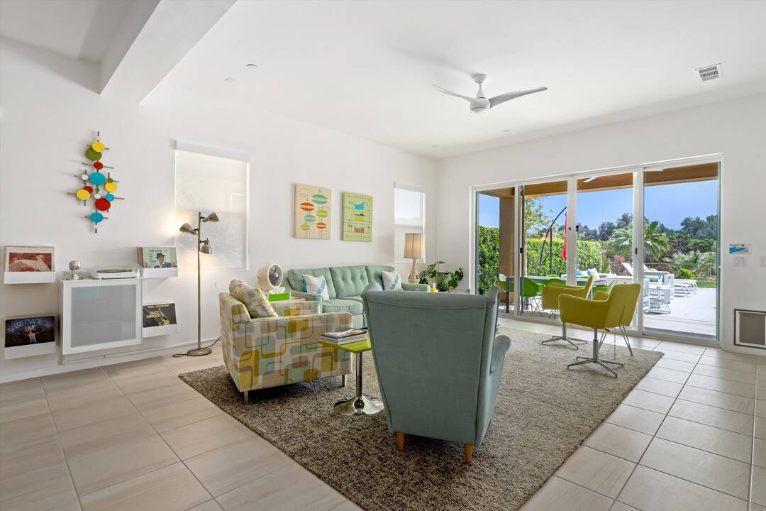 03-Livingroom_with_great_Views.jpg
