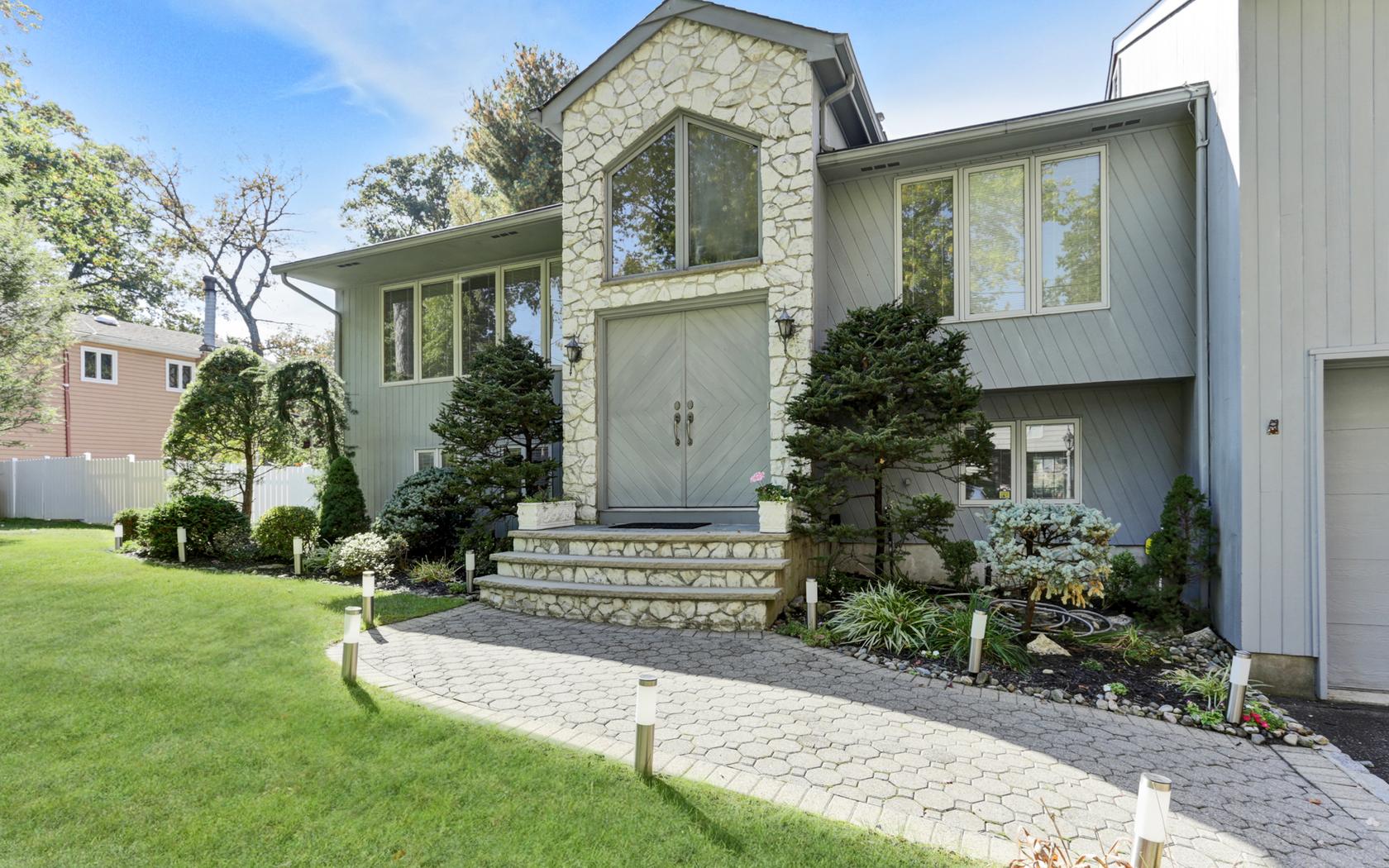 Custom 4 Bedroom BiLevel Home in Livingston with in Gr