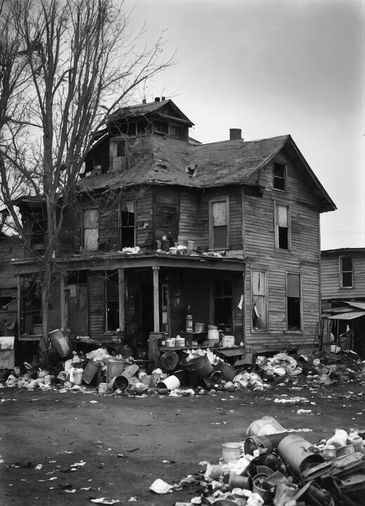 picture_of_front_of_disorderly_house_with_garbage_.jpg