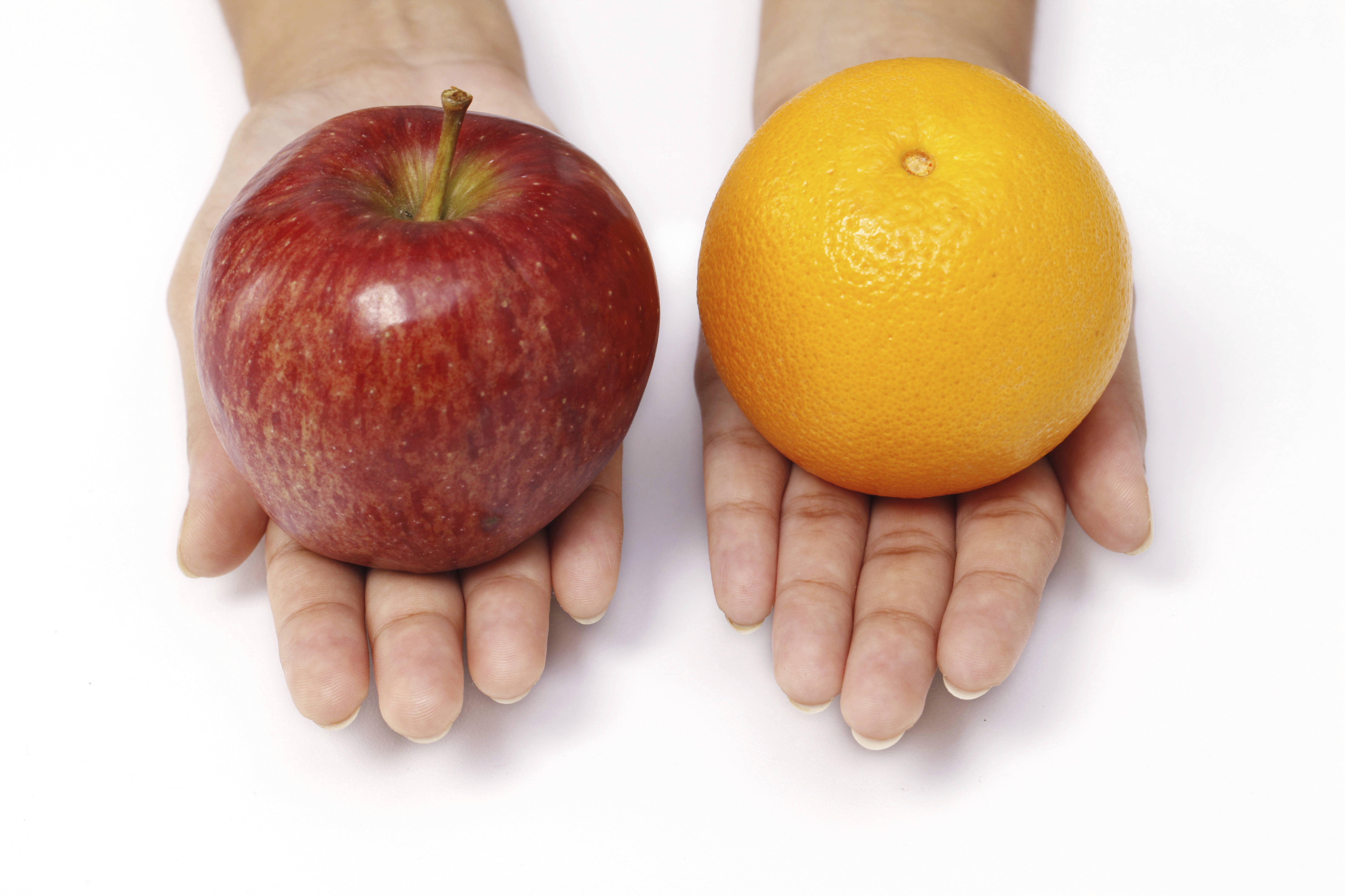 Apple compare. Яблоко и апельсин. Яблоко в руке. Одно яблоко. Яблоко и апельсин в руках.